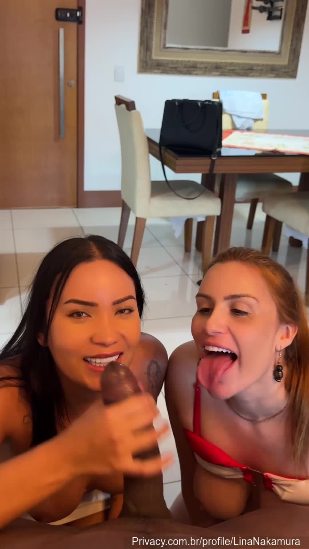 xxx Negão mexeu com as gostosas na praia e acabou ganhando boquete duplo mulher pelada xvideos