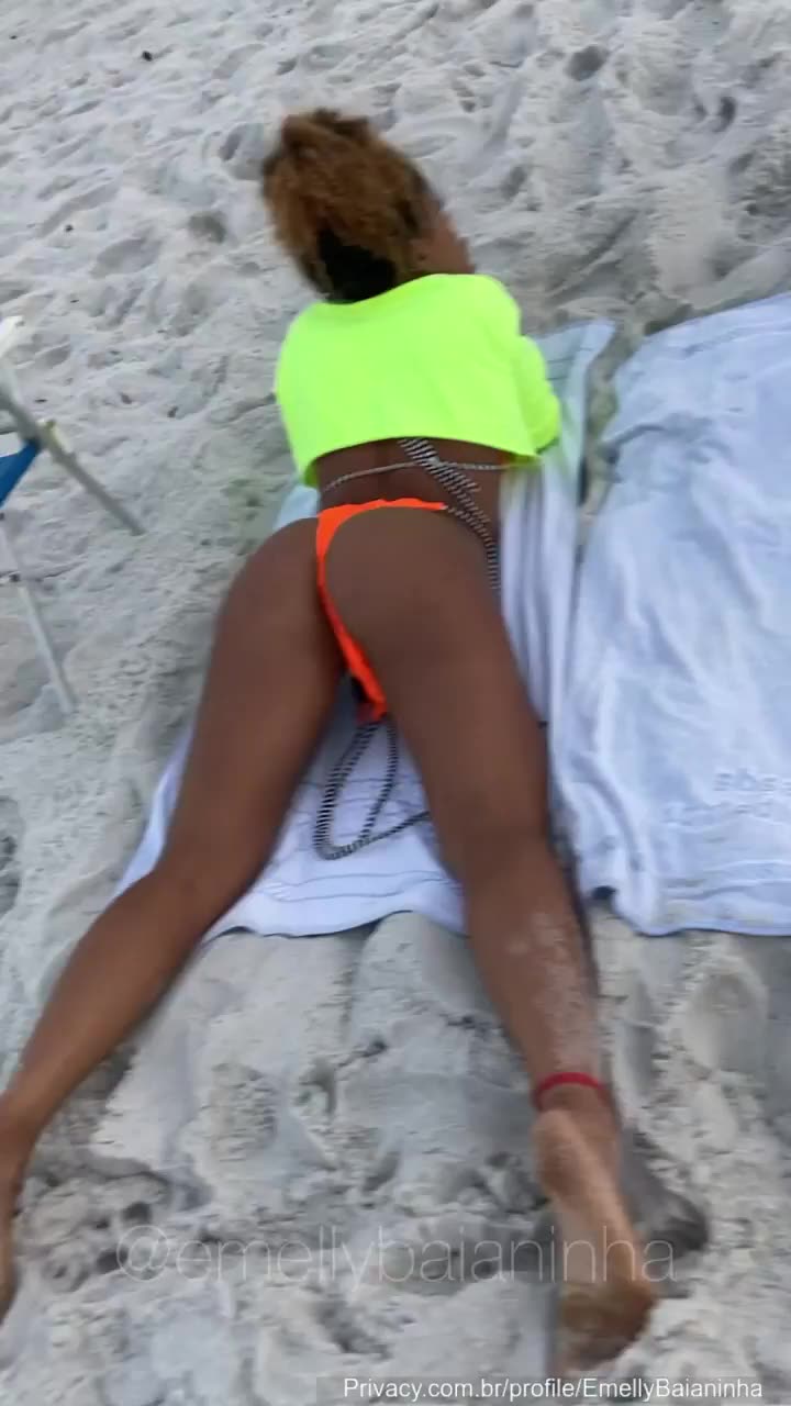 xxx Emelly Baianinha exibindo a buceta na praia mulher pelada xvideos