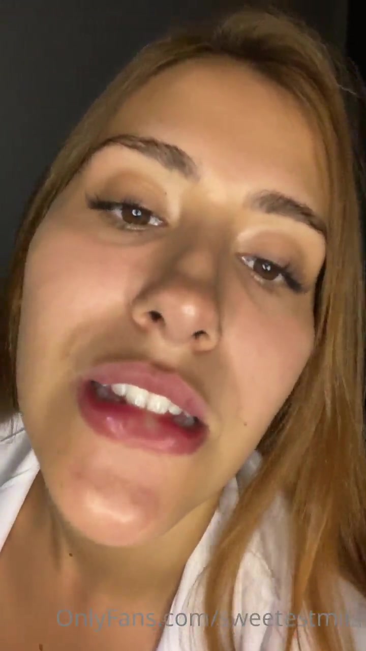 xxx Gringa Sweets Mila se fazendo de médica e brincando com consolo de borracha no consultorio mulher pelada xvideos