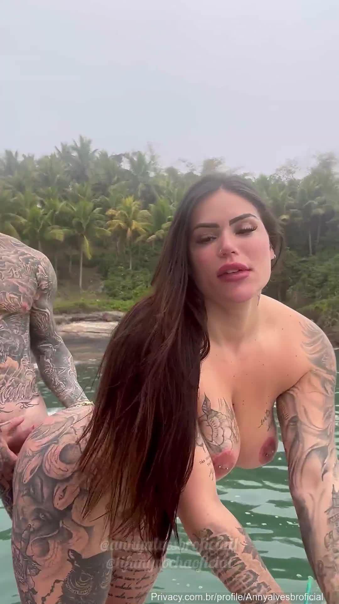 xxx Putaria na lancha Anny Alves e Tifany Rocha metendo com os roludos tatuados mulher pelada xvideos