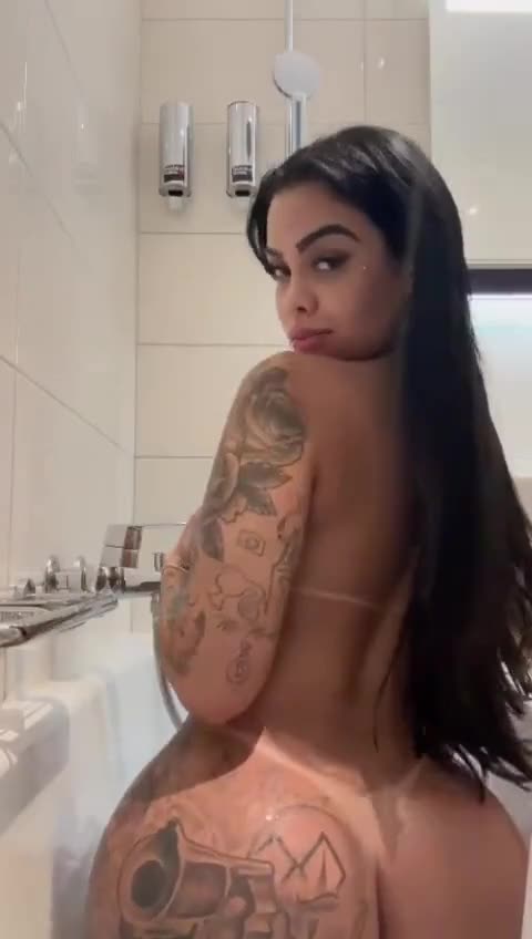 xxx DJ Nathi morena do bundão tatuado pelada na banheira mulher pelada xvideos
