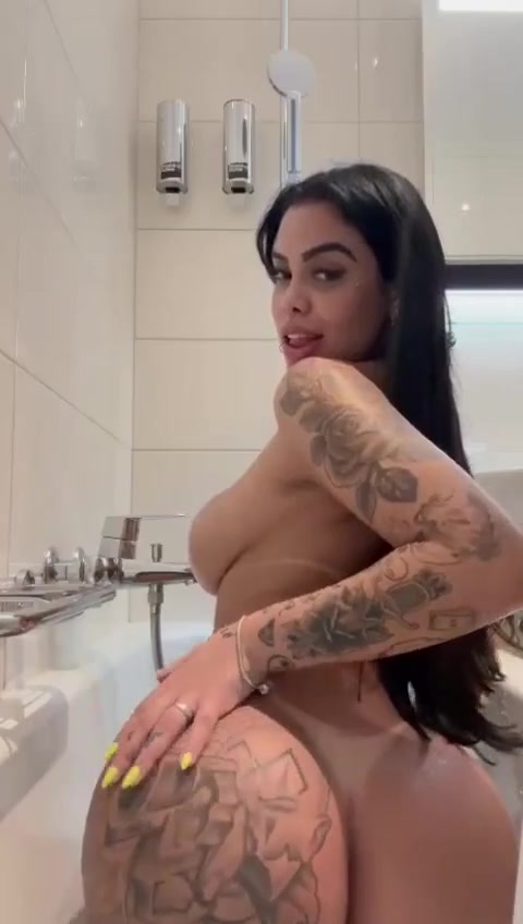 xxx DJ Nathi morena do bundão tatuado pelada na banheira mulher pelada xvideos