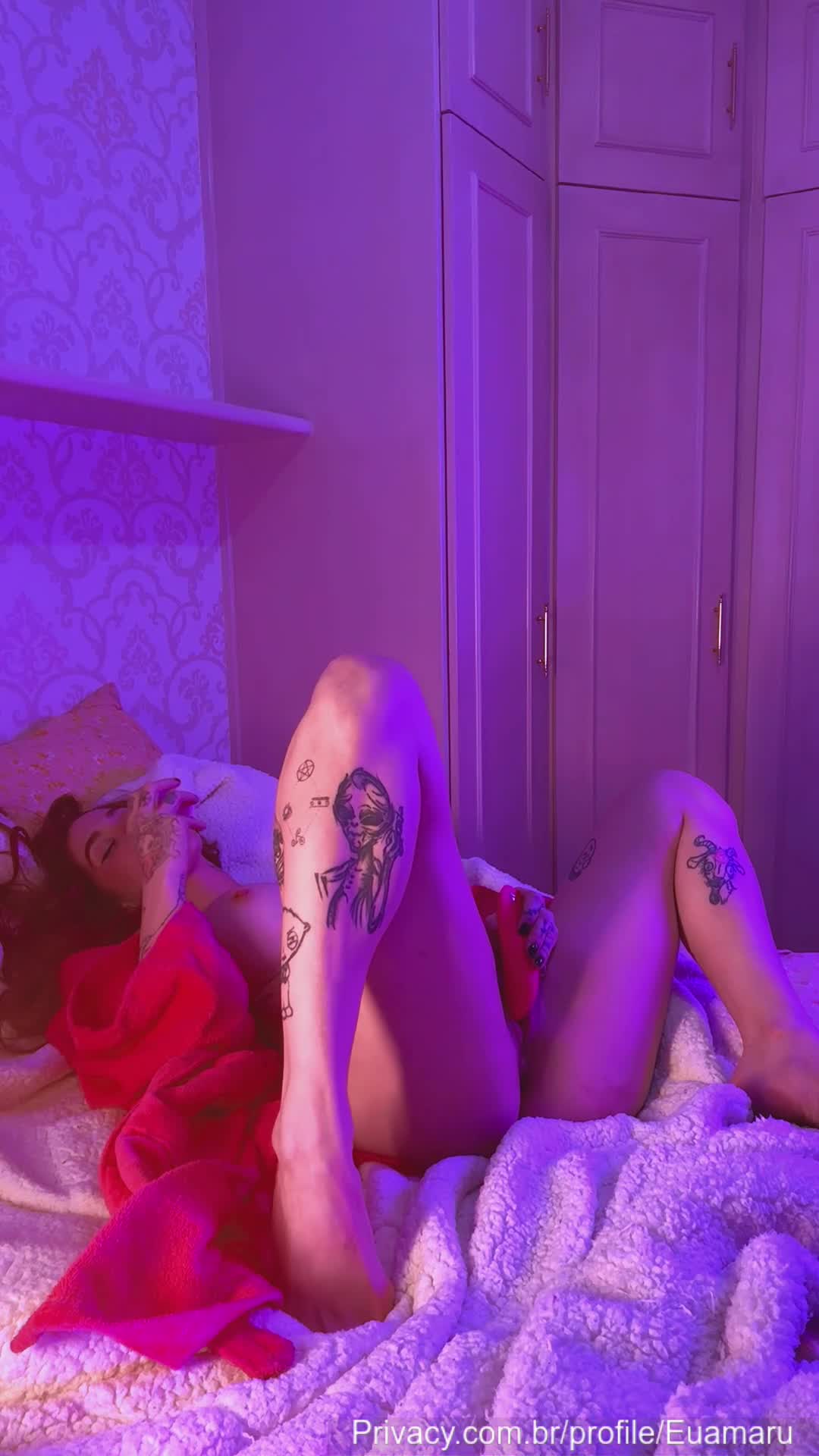 xxx Ruiva Maru Karv socando pau de borracha na buceta e vibrador no grelo mulher pelada xvideos