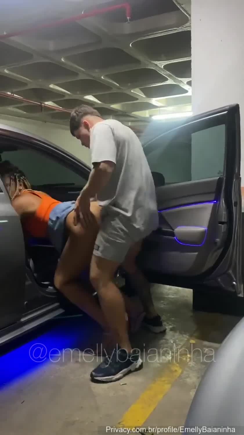 xxx Emelly Baianinha mamando e sentando na pica do Paccoo em foda no estacionamento mulher pelada xvideos