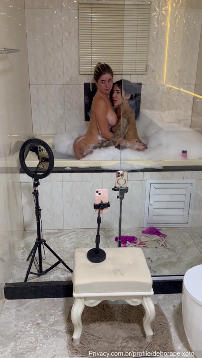 xxx Carol Francci e Débora Peixoto transando na banheira mulher pelada xvideos