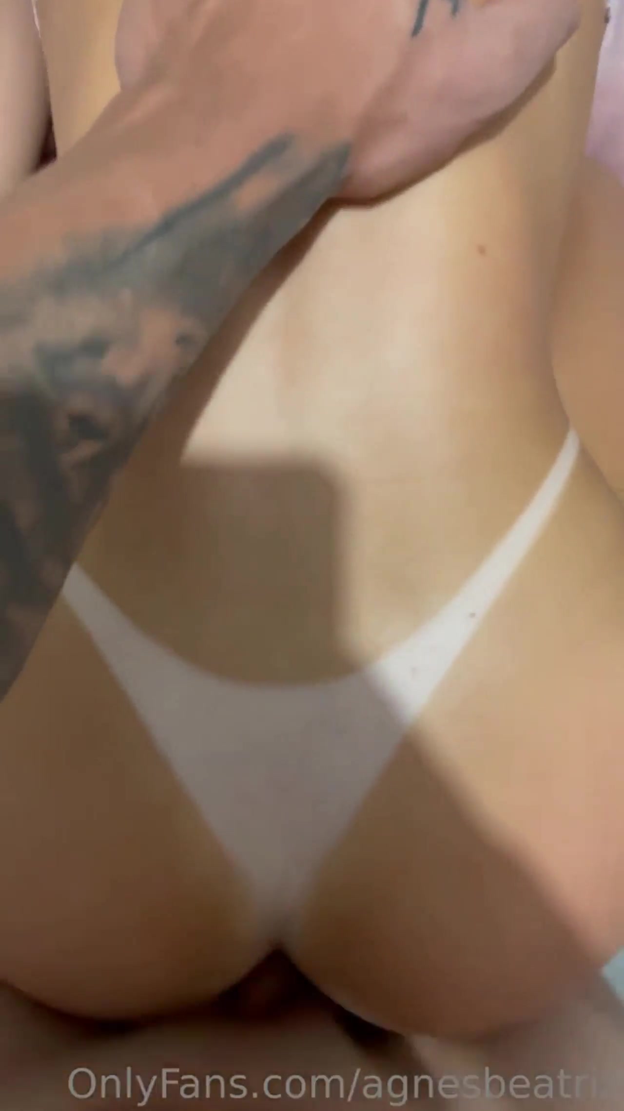xxx Video da Agnes Beatriz com o cuzinho inchado prontinha para receber rola bem fundo na cama mulher pelada xvideos