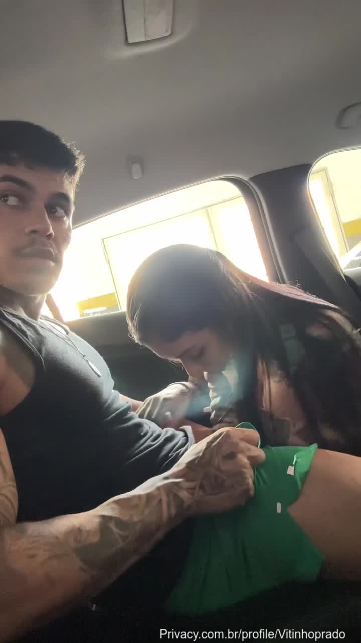 xxx Thayná Crispim mamando e fodendo no carro com o motorista de aplicativo mulher pelada xvideos