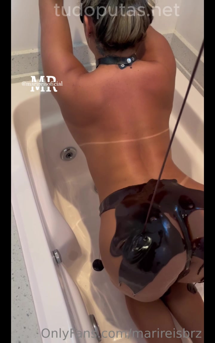 xxx Cavala Mari Reis nua espalhando chocolate derretido no corpo mulher pelada xvideos