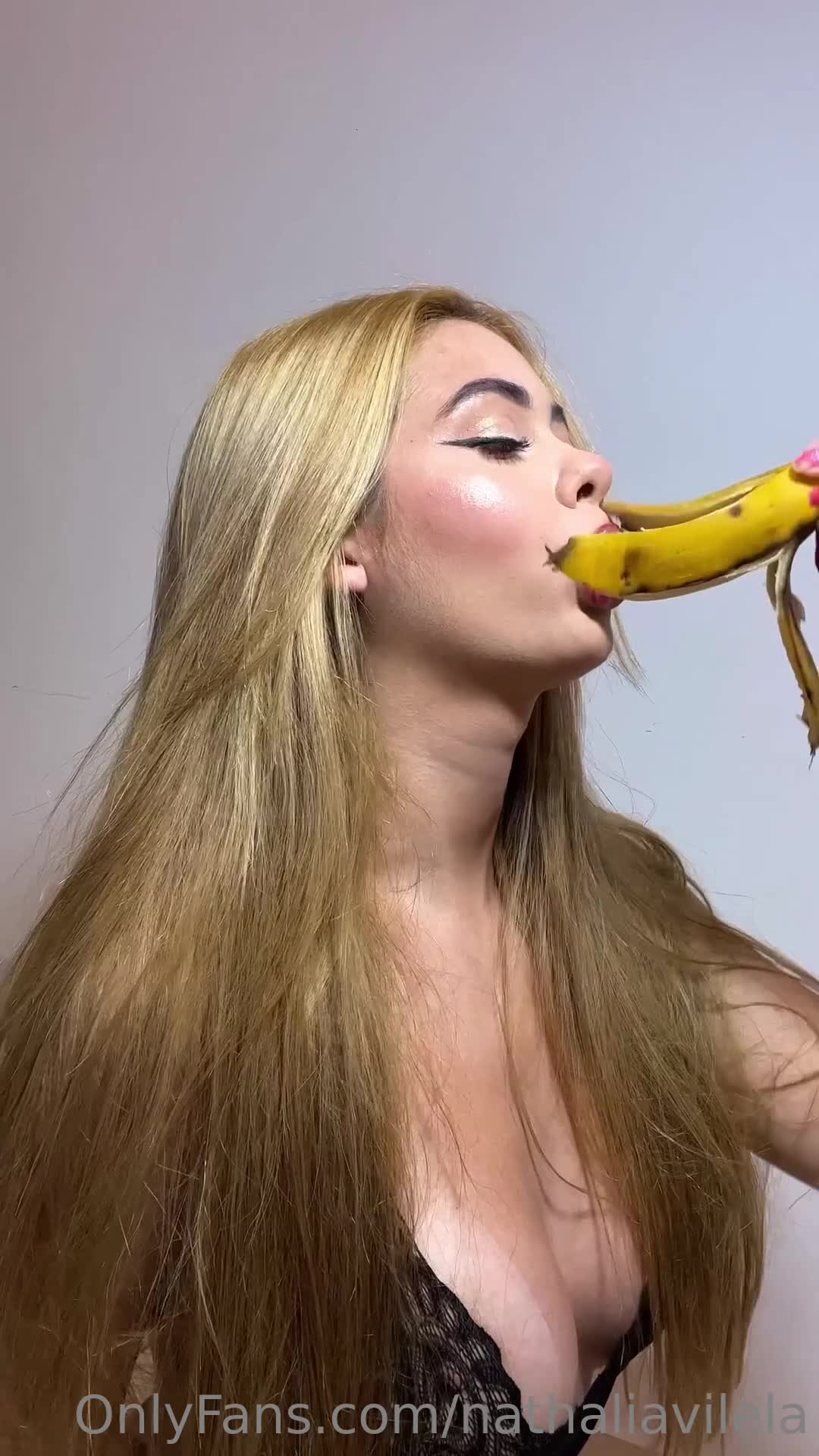xxx Nathalia Vilela chupando a banana toda sensual mulher pelada xvideos