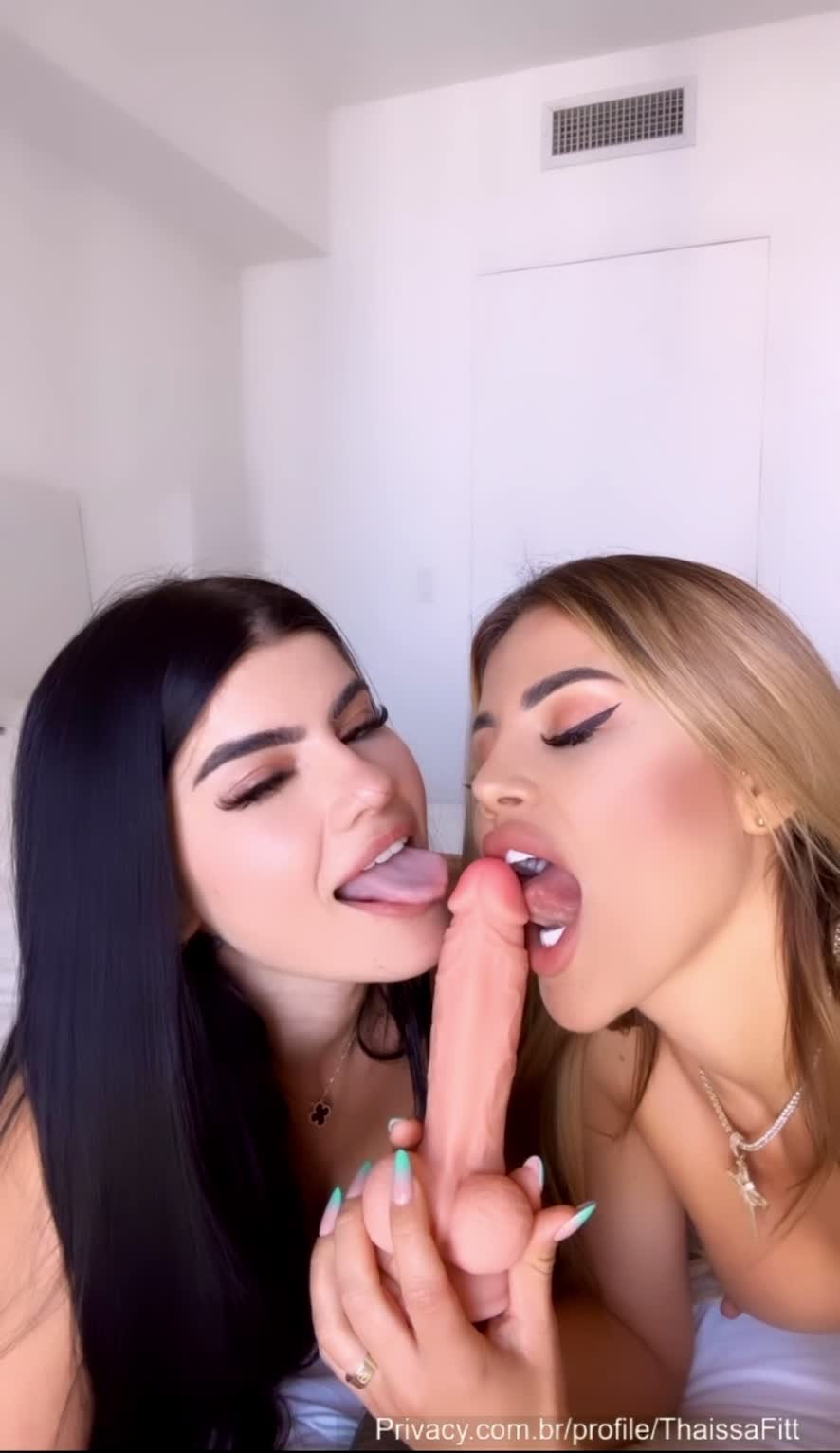 xxx Thaissa Fit e Kimberdee chupando pica de borracha mulher pelada xvideos