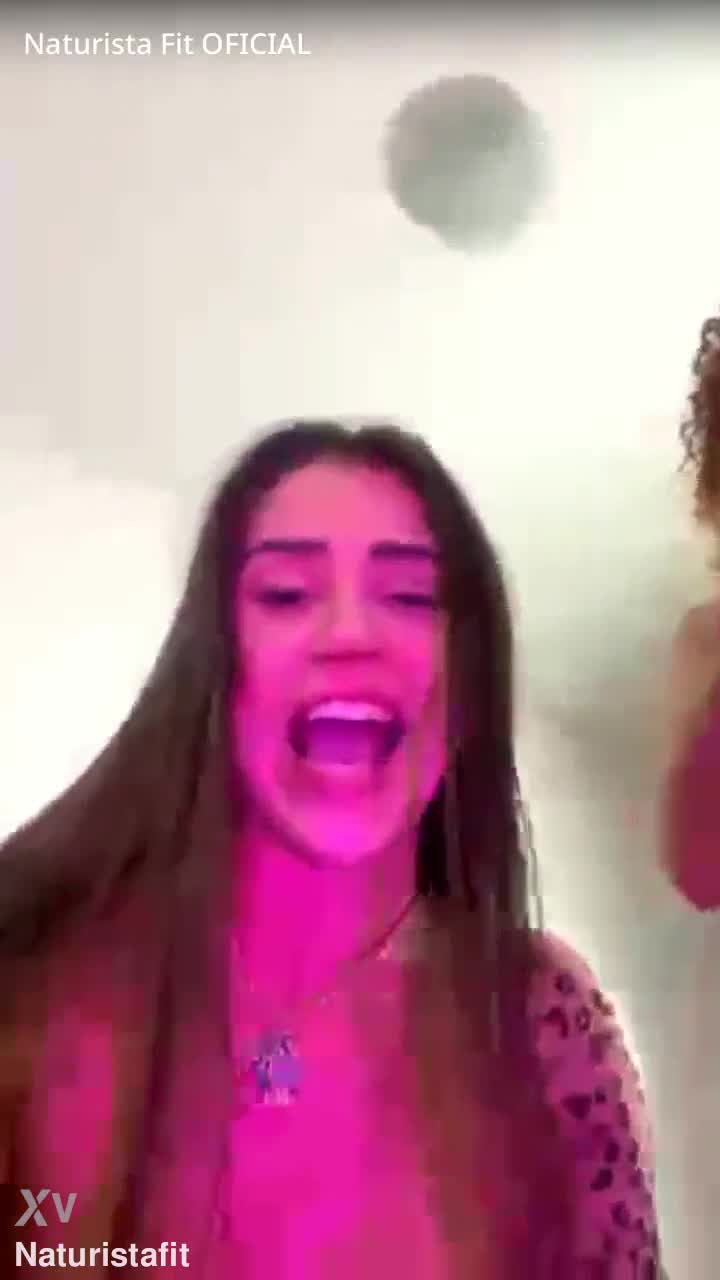 xxx Naturista Fit e amiga ruiva transando no sofá cena lésbica das gostosas mulher pelada xvideos