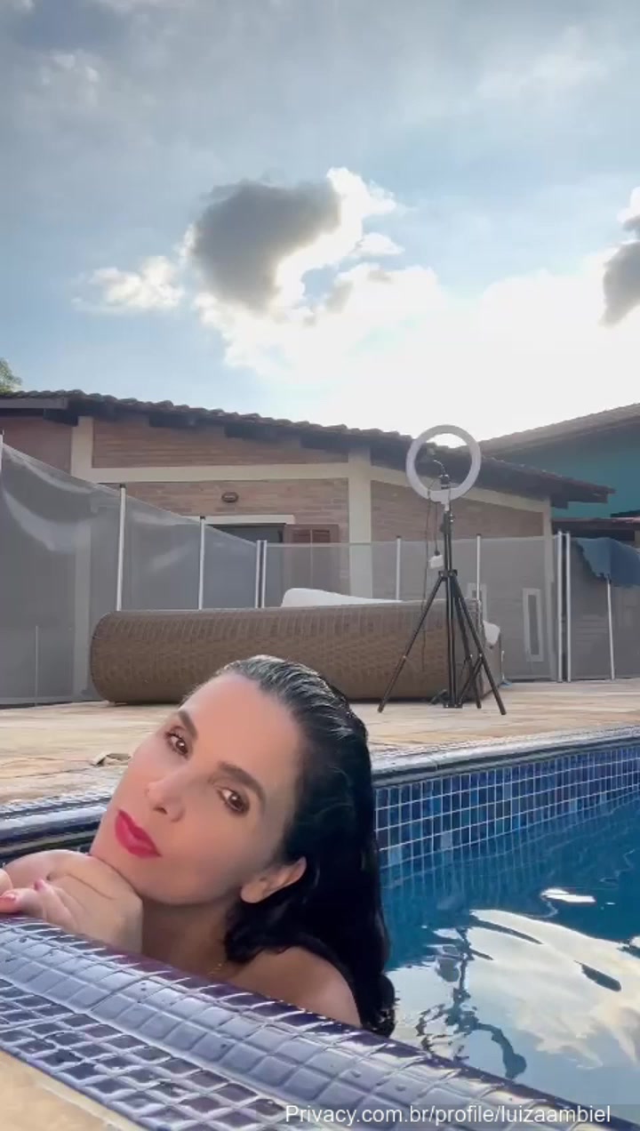 xxx Luiza Ambiel coroa famosa pelada na piscina mulher pelada xvideos