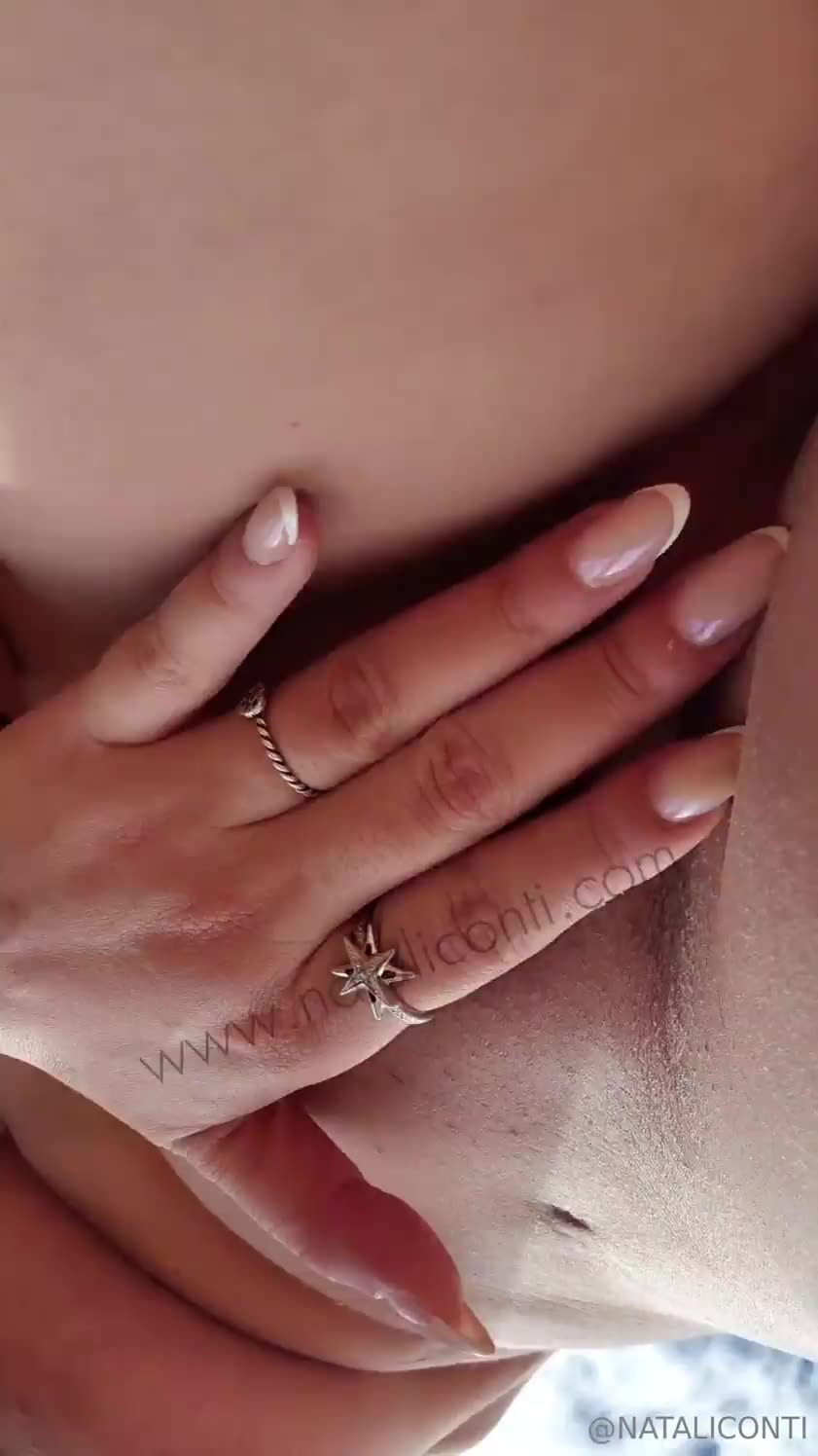 xxx Natali Conti peladinha socando os dedos na buceta carnuda e beiçuda mulher pelada xvideos