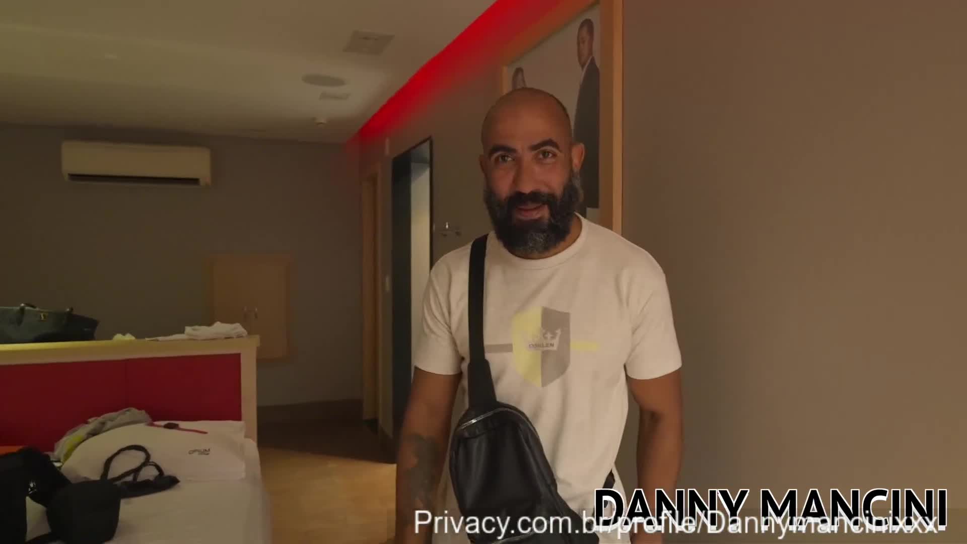 xxx Danny Mancini recebendo o amigo no hotel com um boquete bem babado mulher pelada xvideos