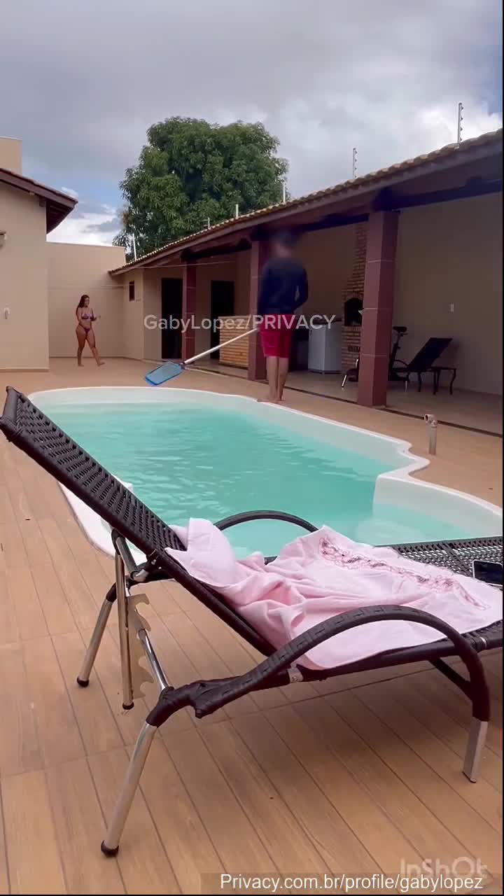 xxx Safadinha Gaby Lopez seduzindo e transando com o piscineiro mulher pelada xvideos