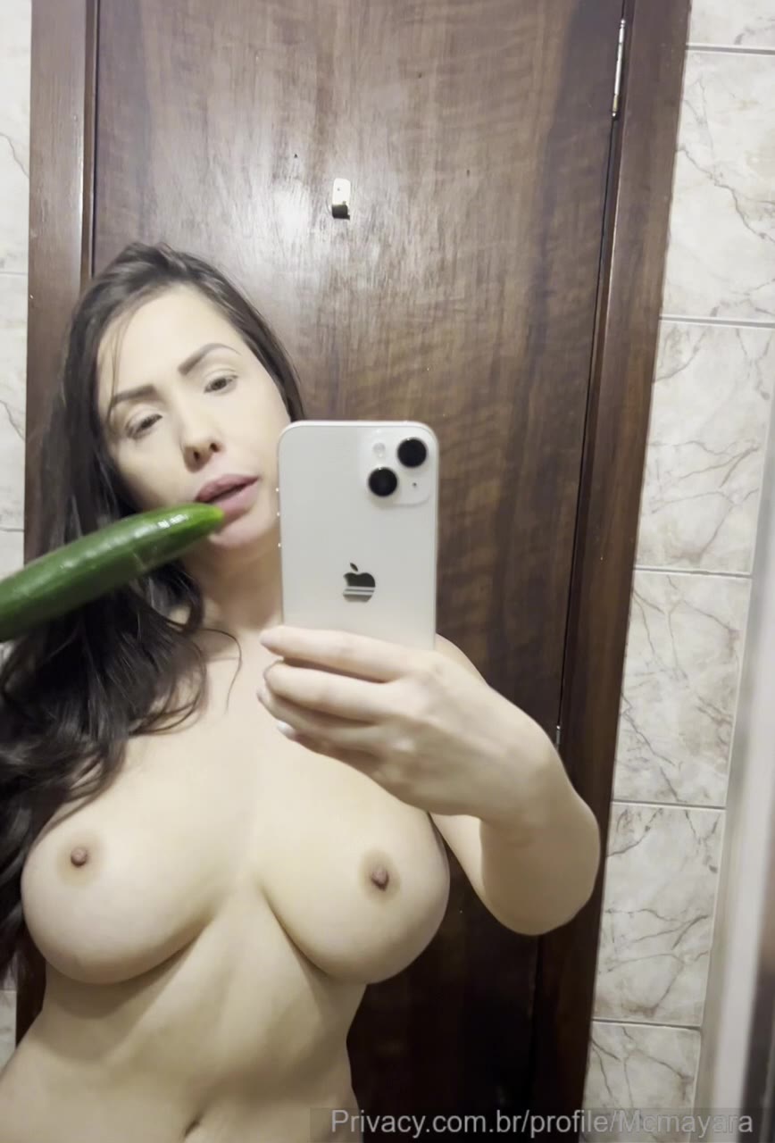 Mc Mayara masturbando a bucetinha com um pepino - Xvideos Putaria