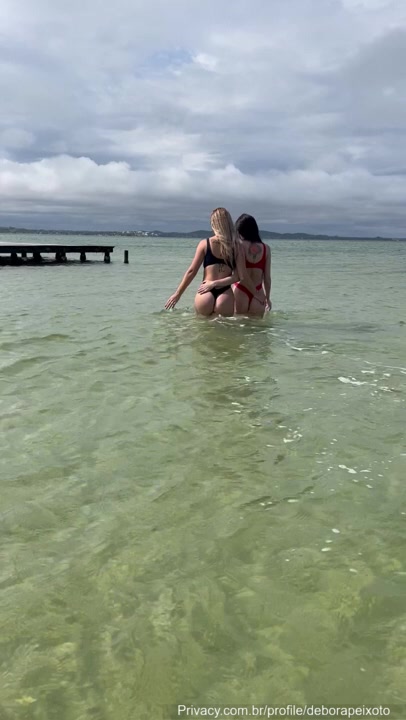 xxx Ana Otani e Débora Peixoto esfregando os peitos no lago mulher pelada xvideos
