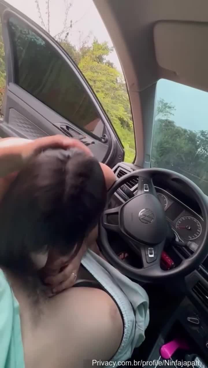 xxx Ninfa Japa mamando e transando dentro do carro com o amigo mulher pelada xvideos