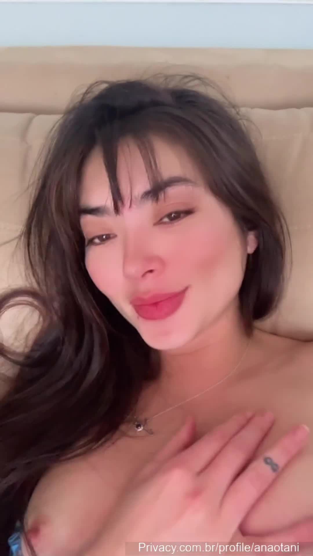 xxx Ana Otani pegando nos peitos e passando os dedos em sua buceta mulher pelada xvideos