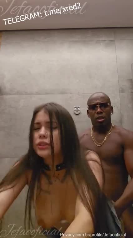 xxx Issa Rodrigues transando com o Jefão da jeba preta e grande no banheiro mulher pelada xvideos