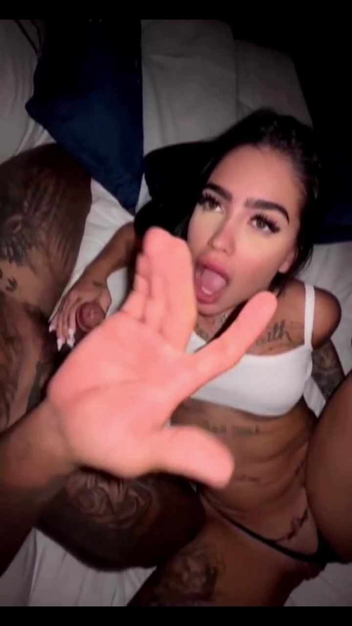 Cantora de funk famosa mamando e levando dedada do marido pack pornô -  Xvideos Putaria