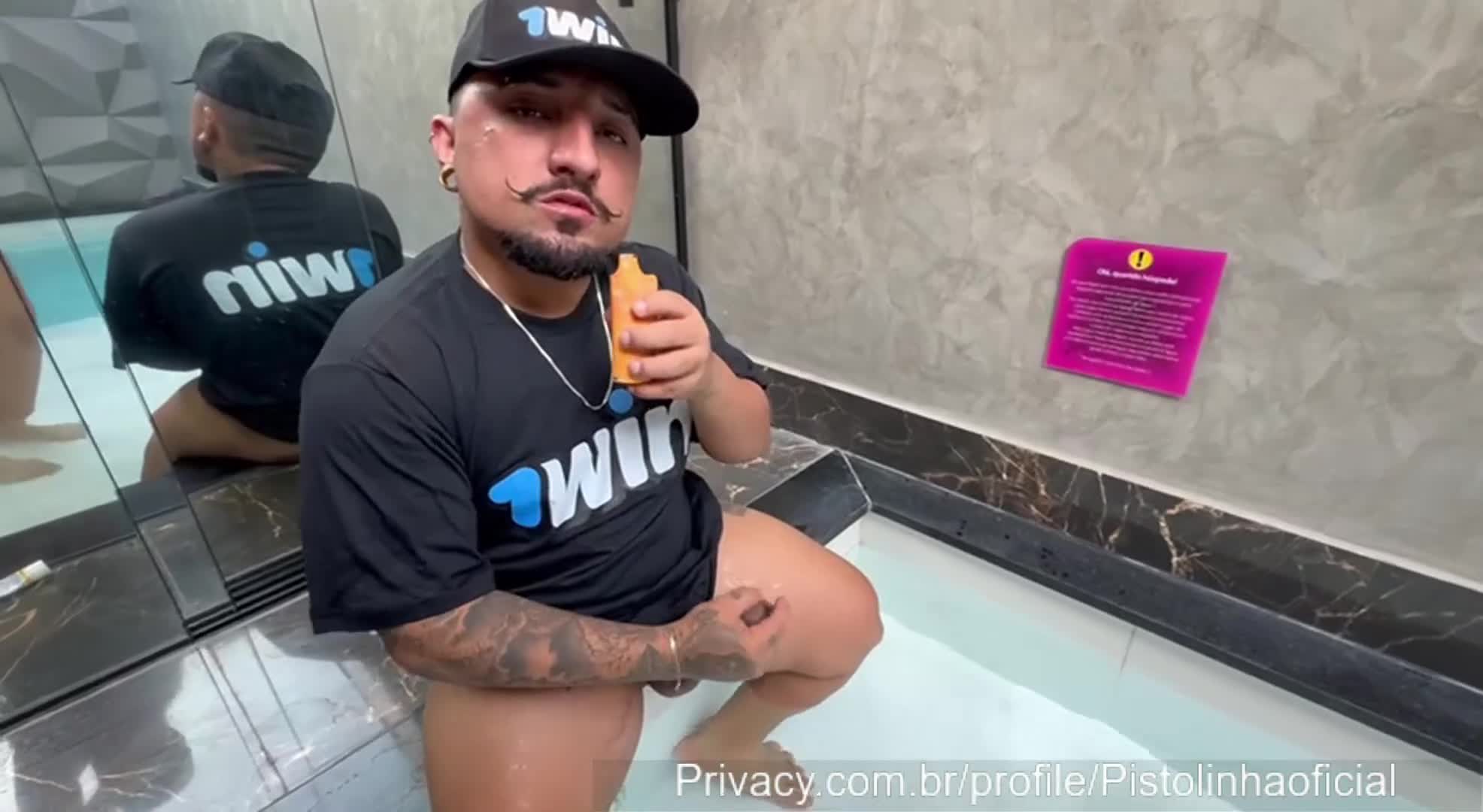 xxx Anão Pistolinha metendo sua rola enorme na rabuda Vick Moranguinho na piscina do motel mulher pelada xvideos